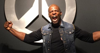 Terry Crews pose devant un logo Overwatch