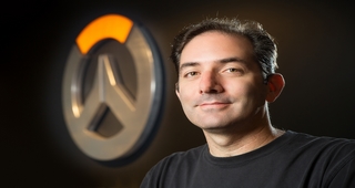 Jeff Kaplan devant le logo d
