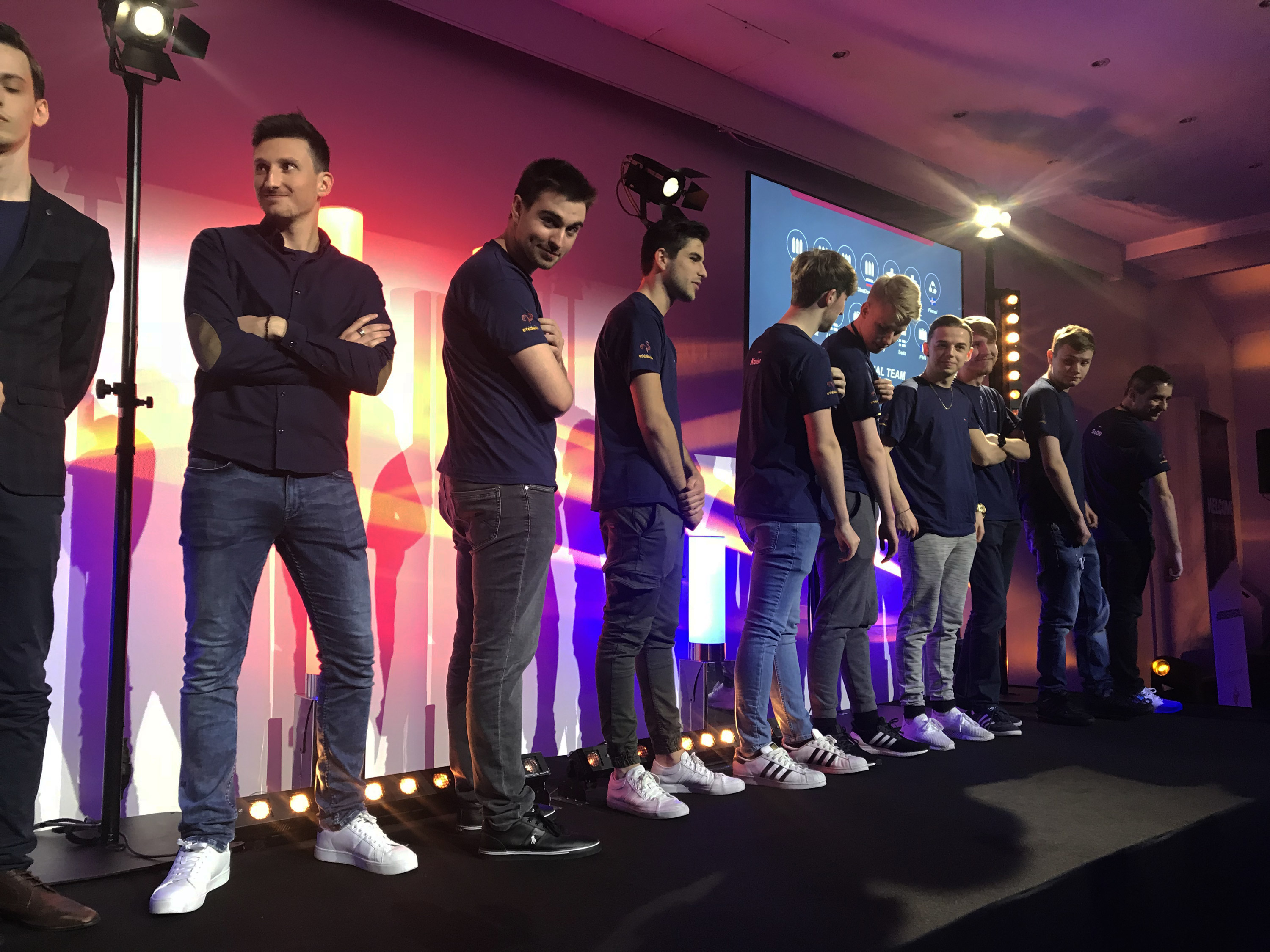 Les joueurs de Paris Eternal et le maillot aux couleurs de l'équipe (photo : overwatch-world)